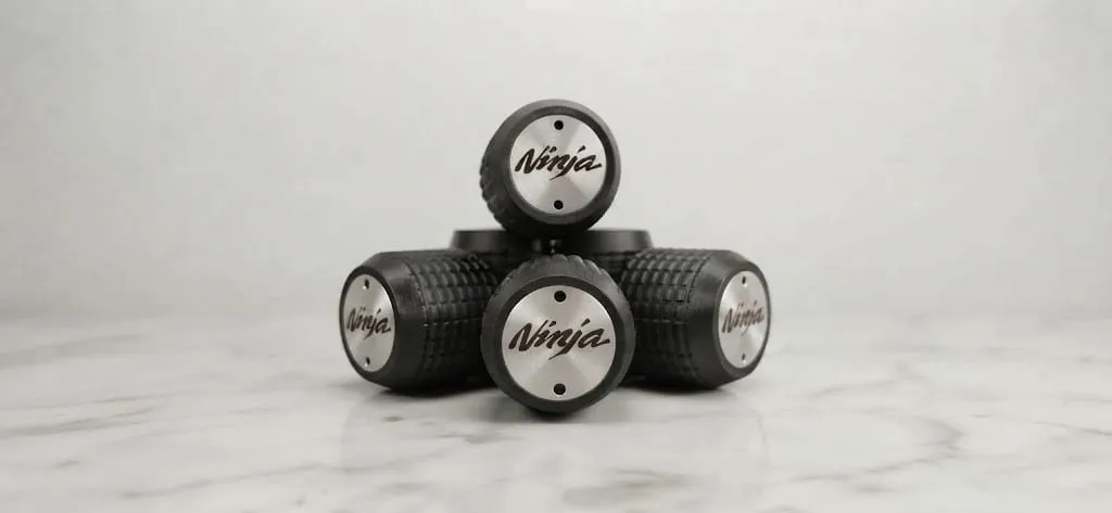 Tope para slider modelo granada universal con placa de acero inoxidable logo ninja (2 unidades)